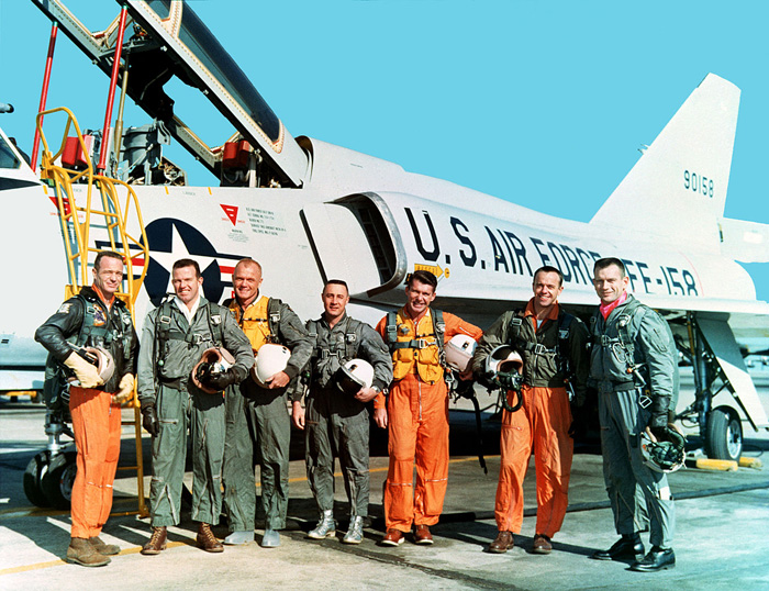 les « Mercury Seven » au retour d'un vol d'entrainement. Glenn est le 3ème...</div>				</div>

				
					<aside class=