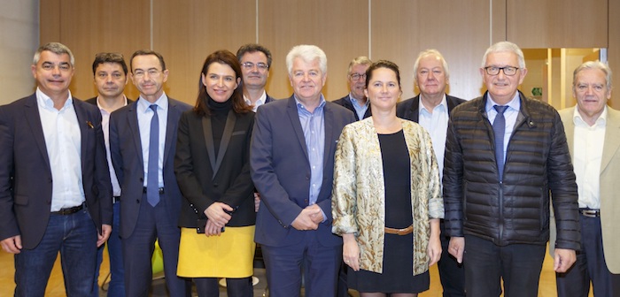 De gauche à droite : David Samzun, Secrétaire du SMA, Président de la CARENE - Christophe Martins, Vice-Président du Département d'Ille-et-Vilaine - Bruno Retailleau, Secrétaire du SMA, conseiller régional des Pays de la Loire - Christelle Morançais, 1ère Vice-Présidente du SMA, Présidente de la Région des Pays de la Loire - Freddy Hervochon, Vice-Président du Département de Loire-Atlantique - Philippe Grosvalet, Président du SMA, Président du Département de Loire-Atlantique - Roger Parent, Vice-Président Cap Atlantique - Johanna Rolland, 3ème Vice-Présidente du SMA, Présidente de Nantes Métropole - Jacques Gillaizeau, Vice-Président de Nantes Métropole - Gérad Lahellec, 2ème Vice-Président du SMA, Vice-Président de la Région Bretagne - Yvon Lerat, Président de la communauté de communes d'Erdre et Gesvres.