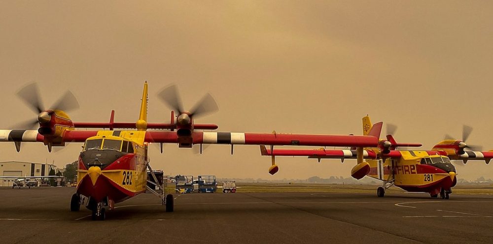 Sous un ciel chargés de cendres, les deux nouveaux CL-415EAF de Bridger Aerospace s'apprêtent à décoller de Yakima pour lutter contre le Pearl Fire, dans l'Etat de Washington, en septembre 2020.