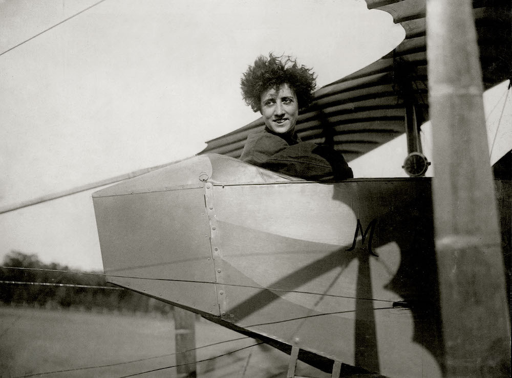 "1er avril 1921"  La Cordillère des Andes est traversée pour la première fois en avion par Adrienne Bolland . Adrienne-Bolland-3