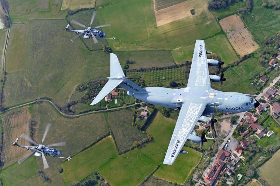 Le ravitaillement en vol des hélicoptères : un casse-tête pour l’A400M The-A400M-performs-simultaneous-refuelling-operations-of-two-French-Air-Force-H225M-900x600