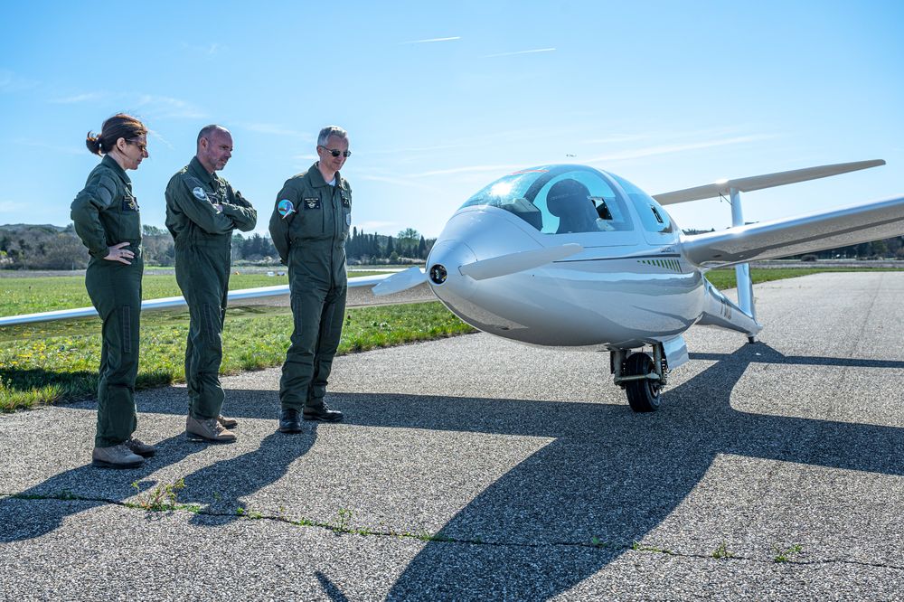 The Air and Space Forces receive its first DG-1001eNEO glider