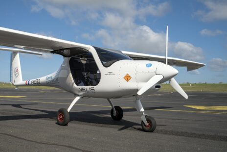Le Pipistrel Velis Electro F-HGBQ sur le parking d'Angoulême