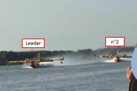 Extrait de vidéo montrant les deux Canadair, le n°2 coincé à gauche du sillage du leader