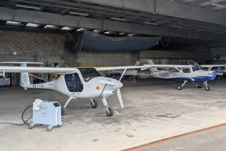 Le Velis Electro en charge à l'entrée du hangar de l'aéroclub d'Angoulême