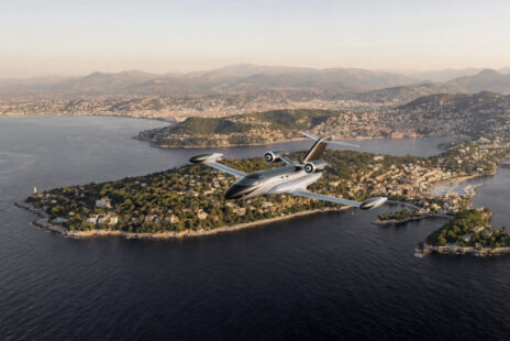 Vue d'artiste du futur Beyond Aero One devant Nice et le cap Ferrat