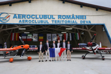 L'équipe de France de voltige Advanced devant le hangar de l'aéroclub de Roumanie à Deva