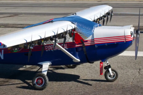 Modèle réduit de Cessna 182 avec 10 moteurs répartis sur l'envergure
