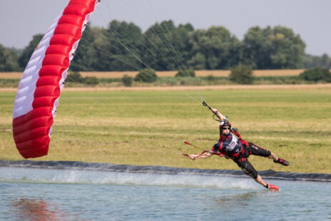 Exemple de pilotage sous voile, le parachutiste dessinant une courbe dans l'eau du bout du pied