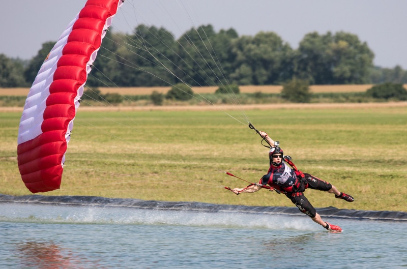 Exemple de pilotage sous voile, le parachutiste dessinant une courbe dans l'eau du bout du pied