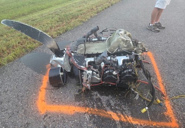 Le moteur de N1329U détaché de l'avion