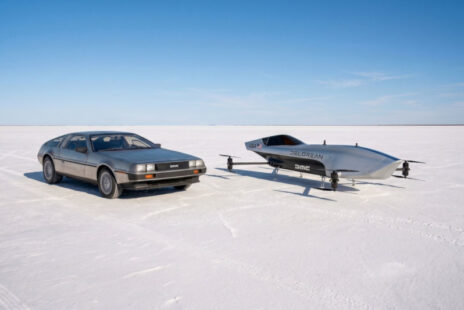 Une DeLorean DMC-12 à côté d'une Airspeeder Mk3C